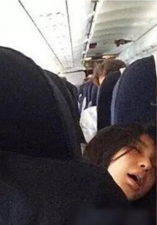 Знаменитости постоянно в дороге, и отыскать время для полноценного сна не так просто. 01