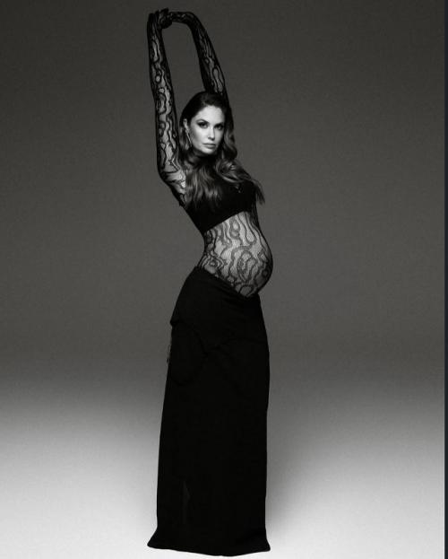 Шикарные фотографии беременной Агаты муцениеце. 03