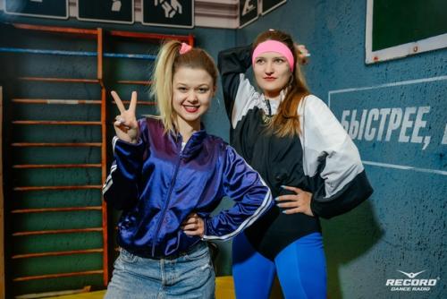 Девчонки, а вы уже подобрали стильный прикид для супердискотеки 90-х? 08