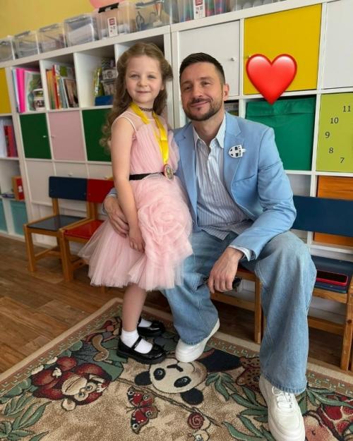 У дочки Сергея Лазарева первый выпускной - 6-летняя Анечка попрощалась с детским садом.

