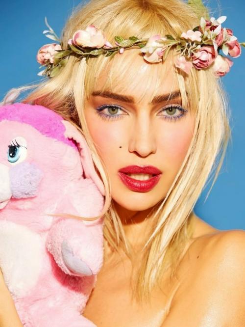 Ирина шейк явилась на хеллоуин в образе чиччолины - эпатажной Итало - венгерской актрисы и певицы, а также итальянской депутатши. 

