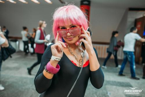 Девчонки, а вы уже подобрали стильный прикид для супердискотеки 90-х? 07