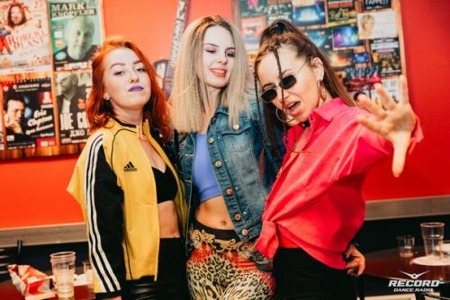 Девчонки, а вы уже подобрали стильный прикид для супердискотеки 90-х? 01