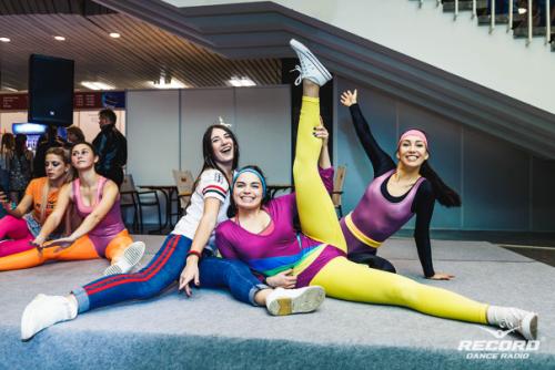 Девчонки, а вы уже подобрали стильный прикид для супердискотеки 90-х? 06