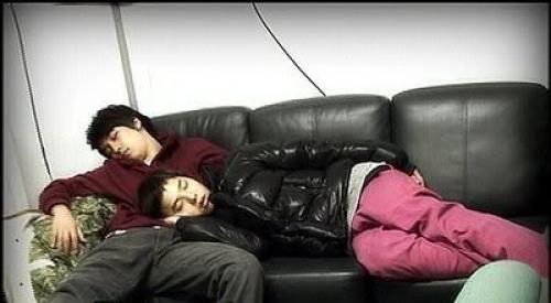 Знаменитости постоянно в дороге, и отыскать время для полноценного сна не так просто. 03