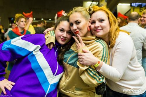 Девчонки, а вы уже подобрали стильный прикид для супердискотеки 90-х? 05