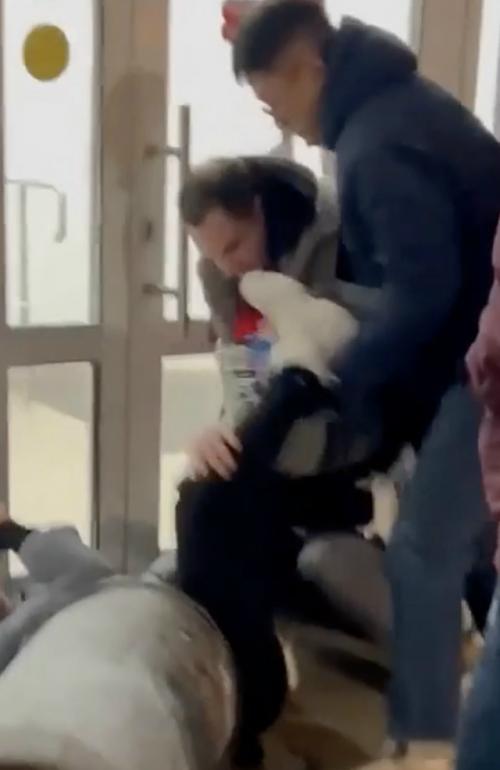 Я прошу вызвать полицию, тут на нас с собакой напали! 01