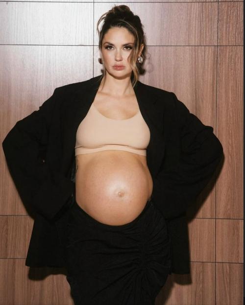 Шикарные фотографии беременной Агаты муцениеце.