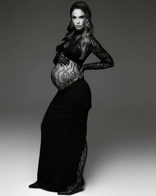 Шикарные фотографии беременной Агаты муцениеце. 01