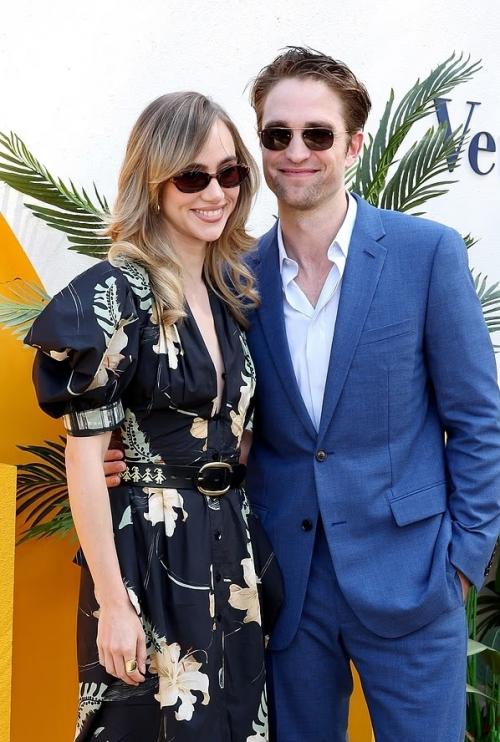 Сьюки уотерхаус и Роберт Паттинсон были замечены со своей дочерью во время семейного чаепития. 01