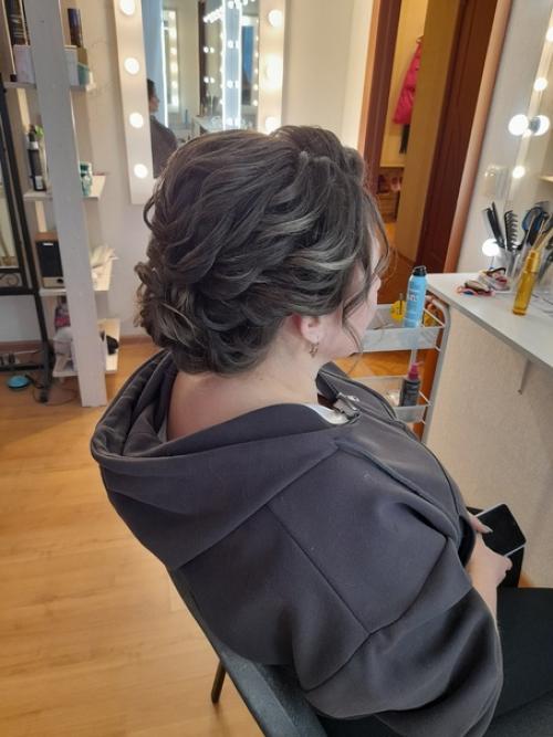 Романтичненько вроде и пучок, но на фото кажется, будто просто волосы вверх подняты. 01