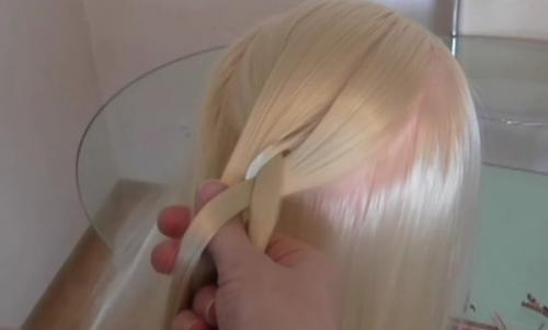 Очень изящное и воздушное плетение косы на длинные волосы. 01