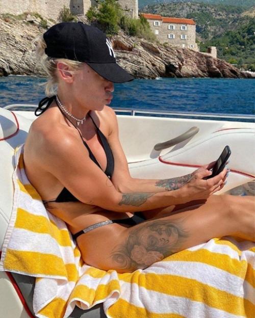 Настя ивлеева показала, каким приёмом она пользуется, чтобы грудь на фотографиях казалась больше. 02