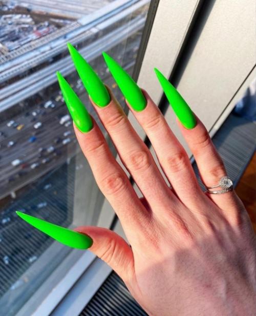 Известный блогер Андрей Петров фотографией своего нового маникюра поделился. 02