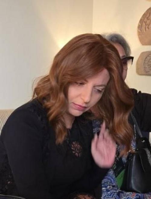 Маргарита симоньян, улетевшая с президентом в Индию, обнаружила в парике седой волос.

