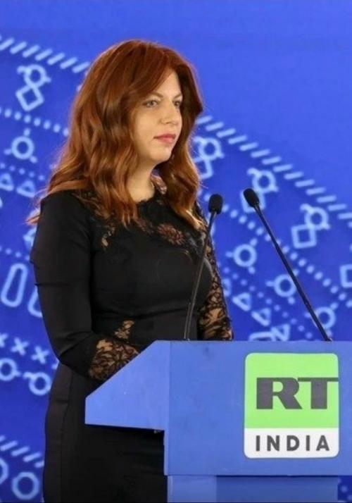 Маргарита симоньян, улетевшая с президентом в Индию, обнаружила в парике седой волос. 01