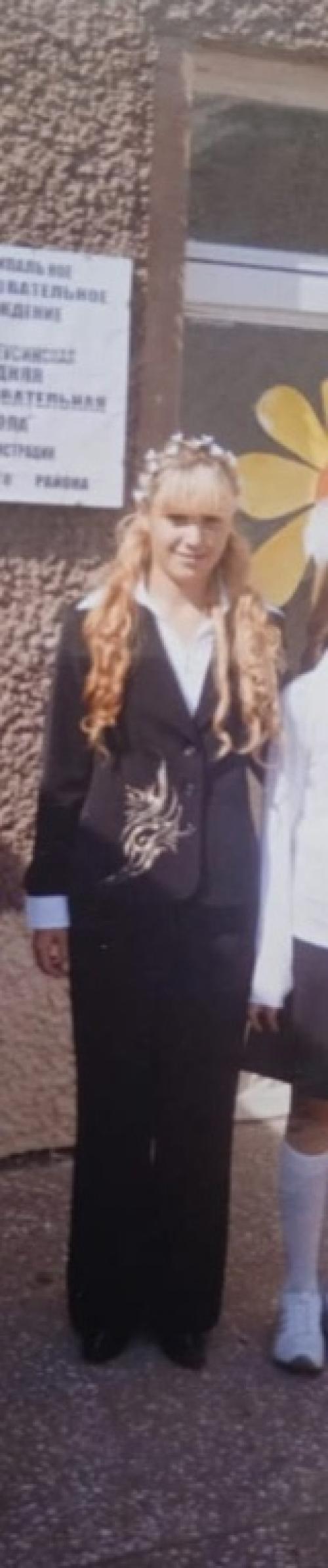 Всю свою жизнь я ставила эксперименты над своими волосами: цвет, прическа - от блондинки до каре. 01