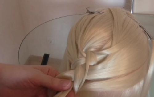 Очень изящное и воздушное плетение косы на длинные волосы. 02