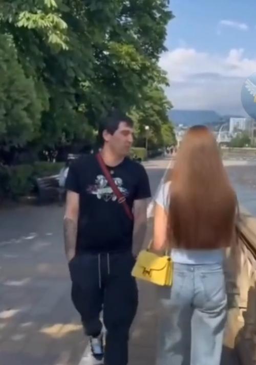 В Сочи задержан блогер Даур пачулия, имеющий 300 тысяч подписчиков в Tiktok. 

