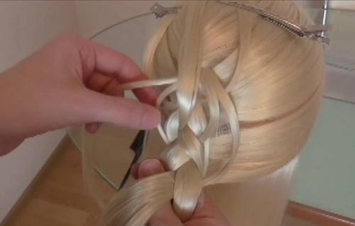 Очень изящное и воздушное плетение косы на длинные волосы. 03