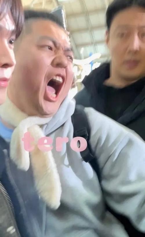 161224: менеджер Riize был замечен на протесте. 02 161224: менеджер Riize был замечен на протесте. 02