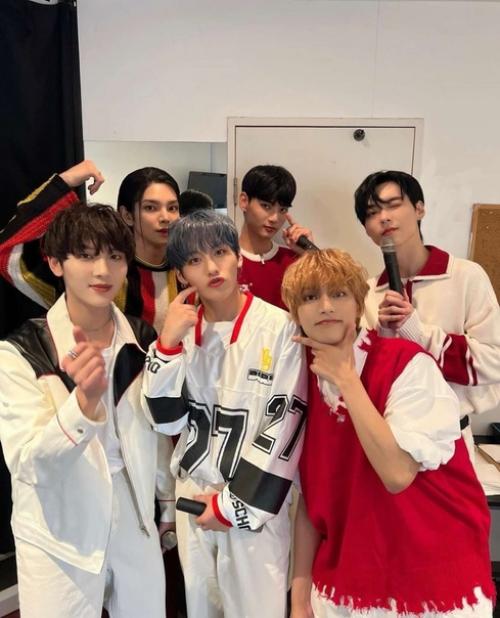 Theqoo айдол, который напоминает о V из BTS. 05