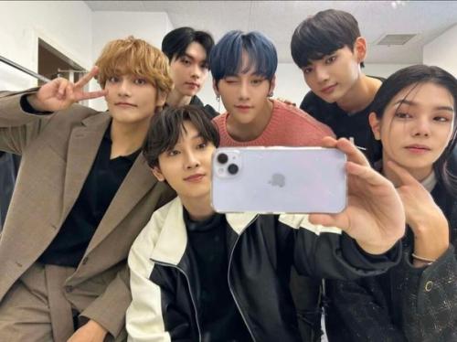 Theqoo айдол, который напоминает о V из BTS. 06