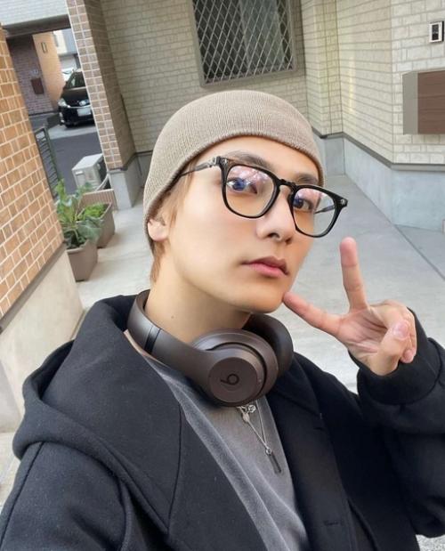 Theqoo айдол, который напоминает о V из BTS. 03