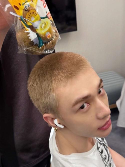 301224: недавно хёнджин появился на японском шоу, и теперь Япония и весь мир трендит его из-за прически. 07