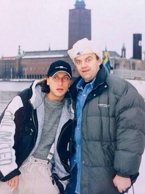 Редкие кадры 90-х: когда звёзды были как все - только ярче. 
