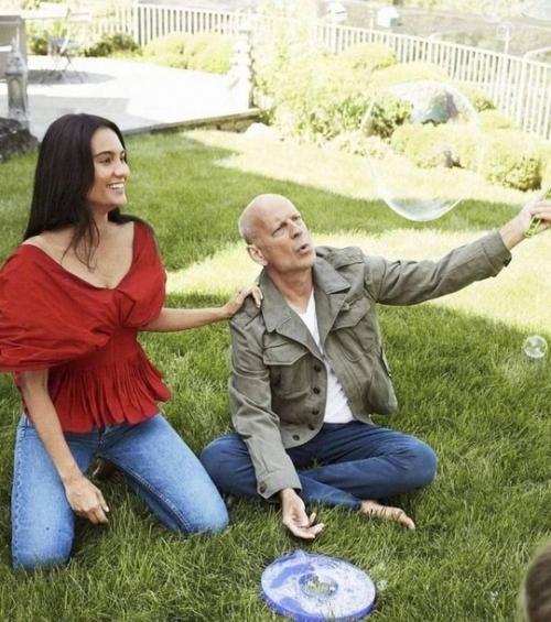 Жена тяжелобольного брюса Уиллиса фанатов новым фото актера испугала. 01