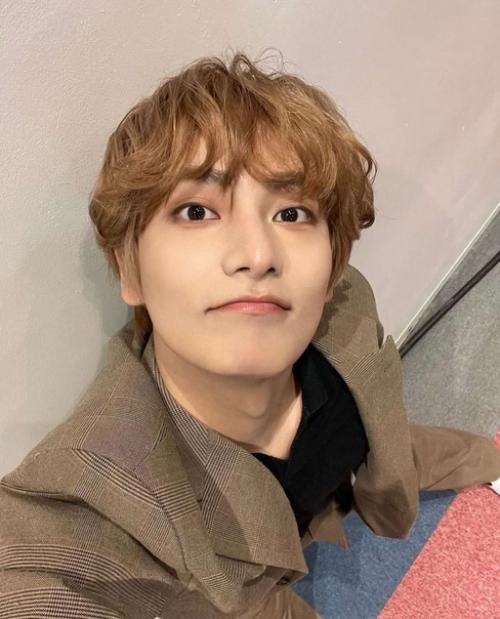 Theqoo айдол, который напоминает о V из BTS. 02