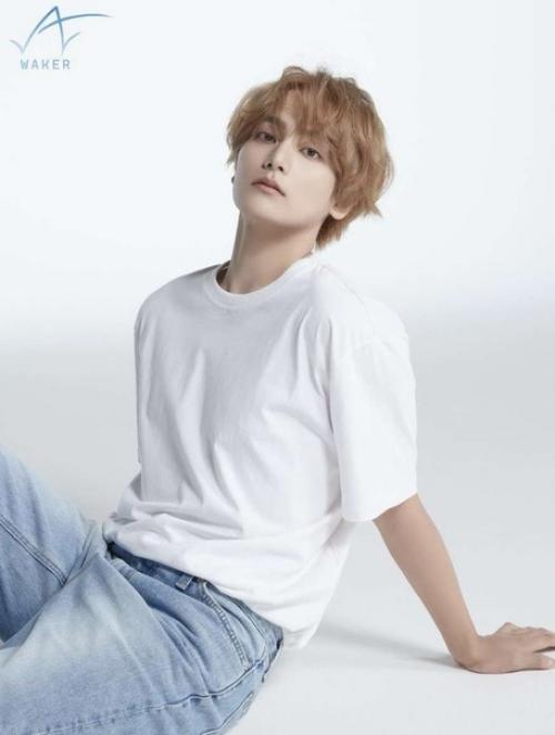 Theqoo айдол, который напоминает о V из BTS. 04