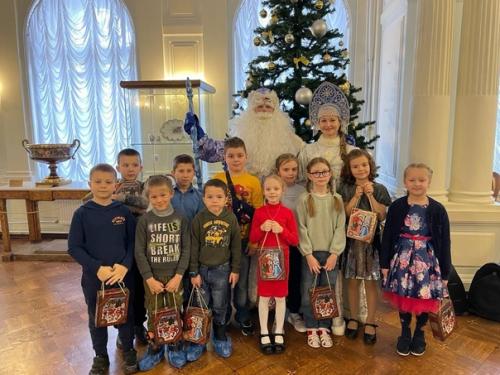 Три дня подряд моя Вера тусит по новогодним праздникам. 02