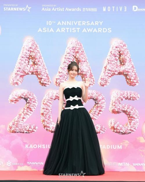 Юна из Girls' Generation выглядит потрясающе на красной дорожке AAA 2025. 01