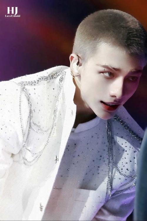 301224: недавно хёнджин появился на японском шоу, и теперь Япония и весь мир трендит его из-за прически. 09