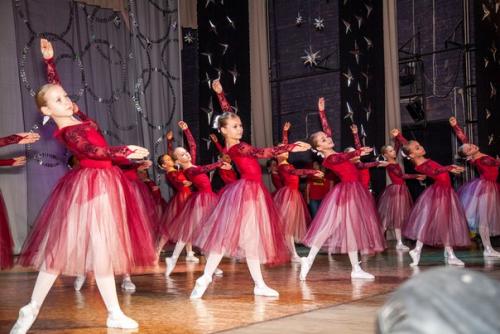 Ежегодно в декабре в образцовом коллективе Грация проходят открытые уроки по традиционной схеме: класс - преподаватель - ученик - родитель. 06