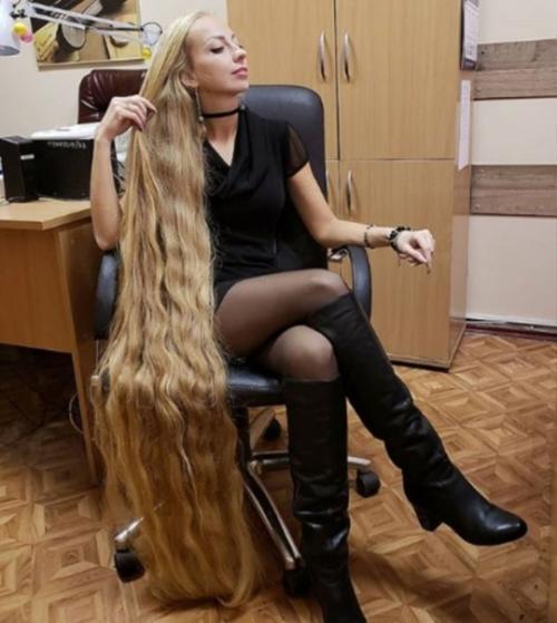 Девушка с 5 лет не стригла волосы. 02