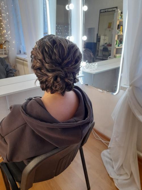 Романтичненько вроде и пучок, но на фото кажется, будто просто волосы вверх подняты. 02