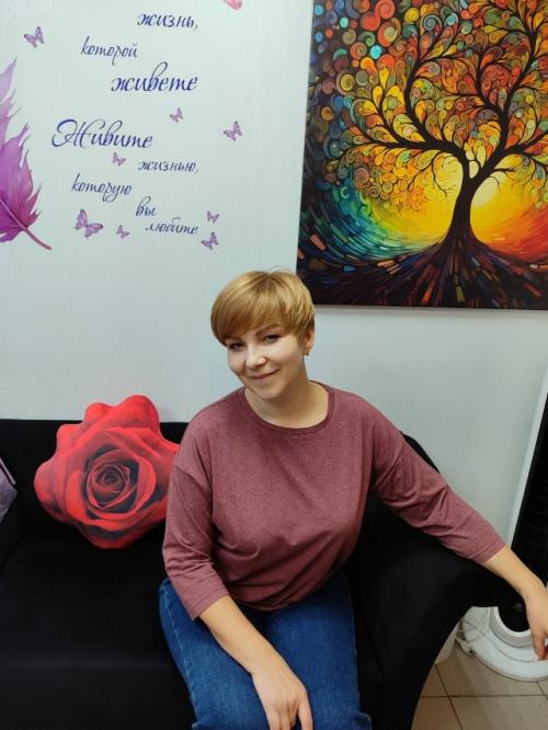 Короткая, модная стрижка бикси для стильной гостьи Юлии! 02