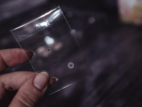 У меня по плану было другое, но в виде экстренного включения тут будет ночная распаковка фиолетовой кошечки из рисовых историй! 04