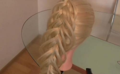Очень изящное и воздушное плетение косы на длинные волосы. 04