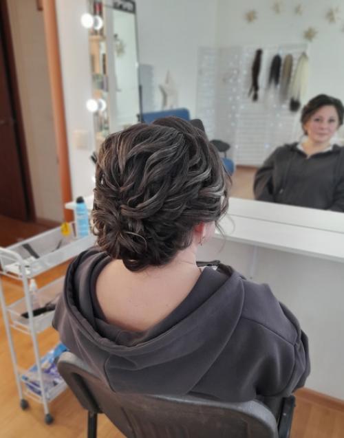 Романтичненько вроде и пучок, но на фото кажется, будто просто волосы вверх подняты. 03