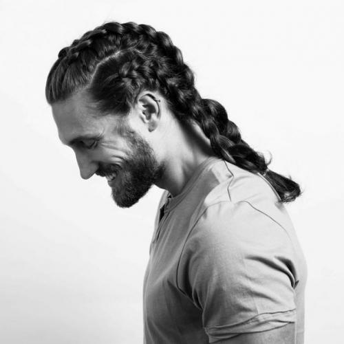 Слушайте, а с какой стати, хочу спросить, два хвостика или две косички считаются исключительно женской, а, точнее, даже, девочковой прической? 01