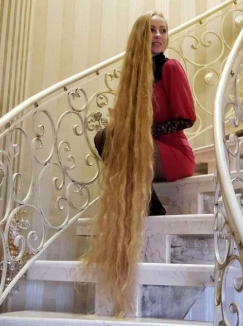 Девушка с 5 лет не стригла волосы. 01