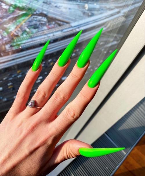 Известный блогер Андрей Петров фотографией своего нового маникюра поделился. 01