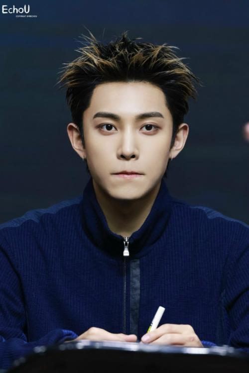 160226: айдол, который впервые с момента дебюта слегка опустил челку, сменив прическу. 01