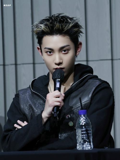 160226: айдол, который впервые с момента дебюта слегка опустил челку, сменив прическу. 02