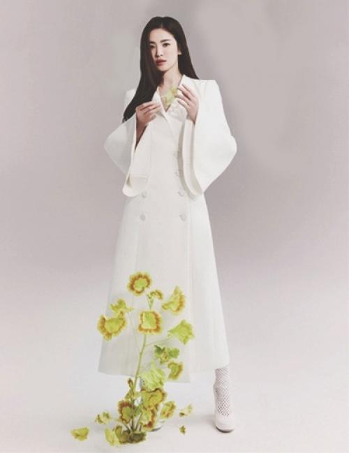 Нетизены прокомментировали сотрудничество сон Хе Кё с итальянским модным домом Fendi и новую фотосессию для корейского Harper's Bazaar. 01