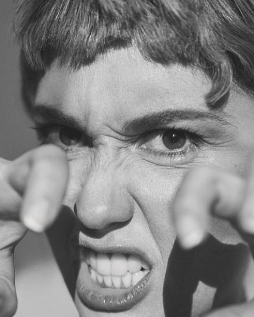 Агата муцениеце появилась на обложке февральского номера журнала Cosmopolitan. 06